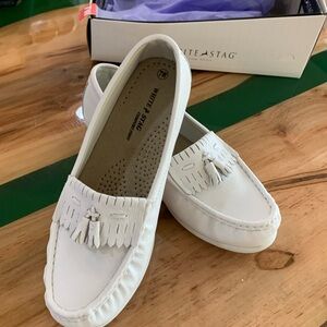 NWOT White Stag Women's White leather Moccasins with Tassels. Size 7W
